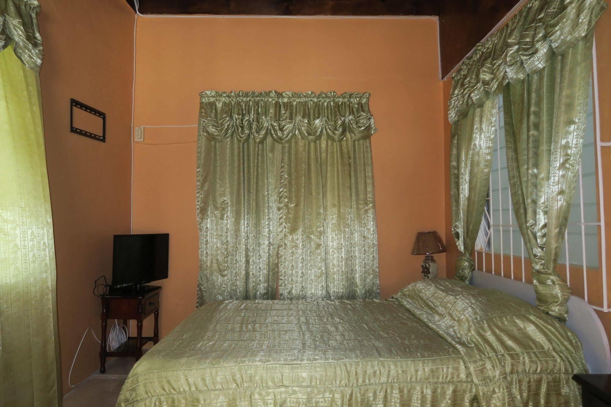 Enchanted Villas Inn Montego Bay Exterior photo