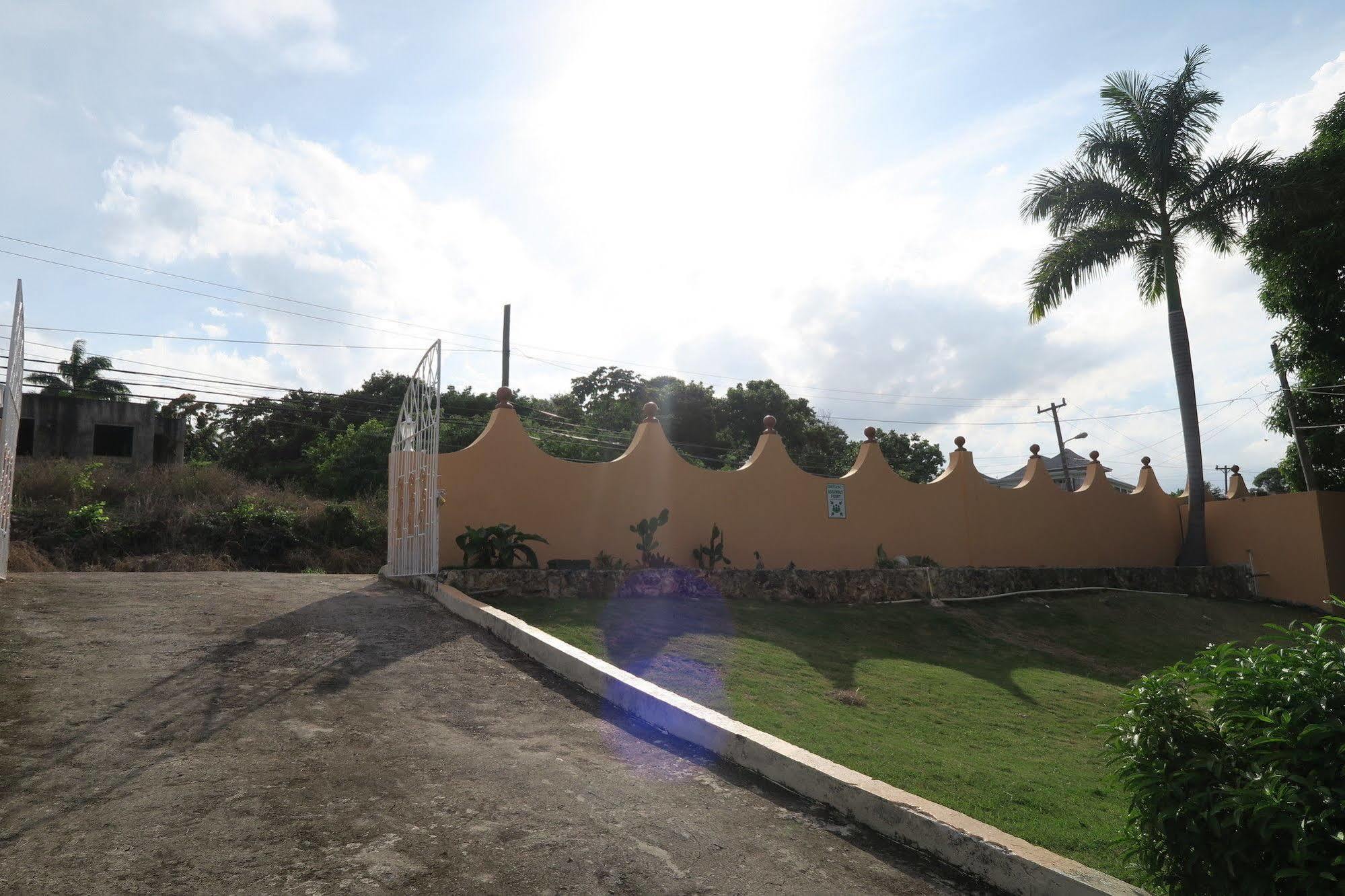 Enchanted Villas Inn Montego Bay Exterior photo