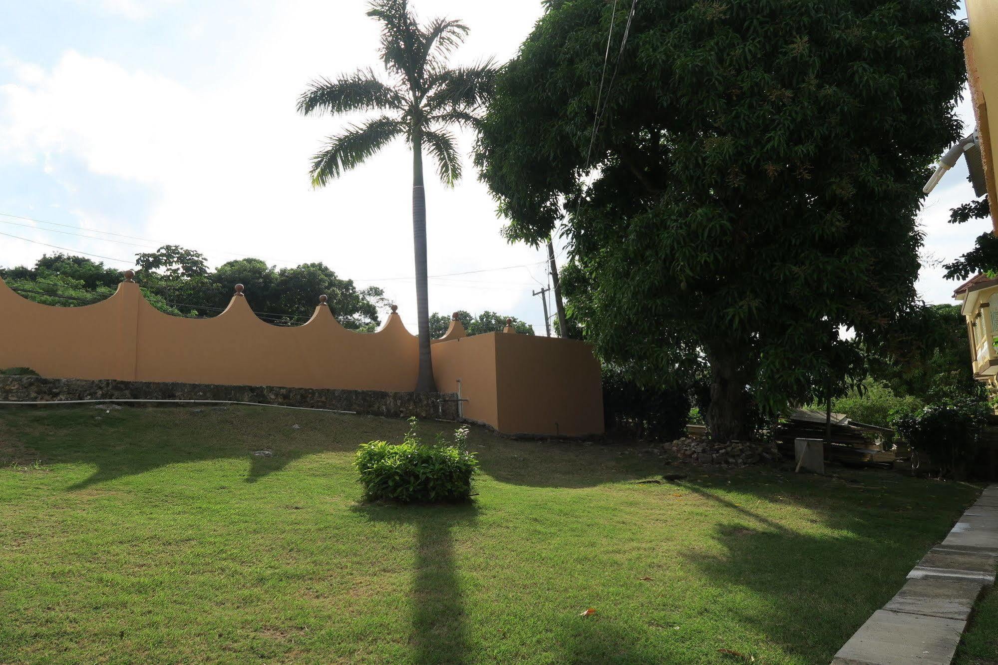 Enchanted Villas Inn Montego Bay Exterior photo
